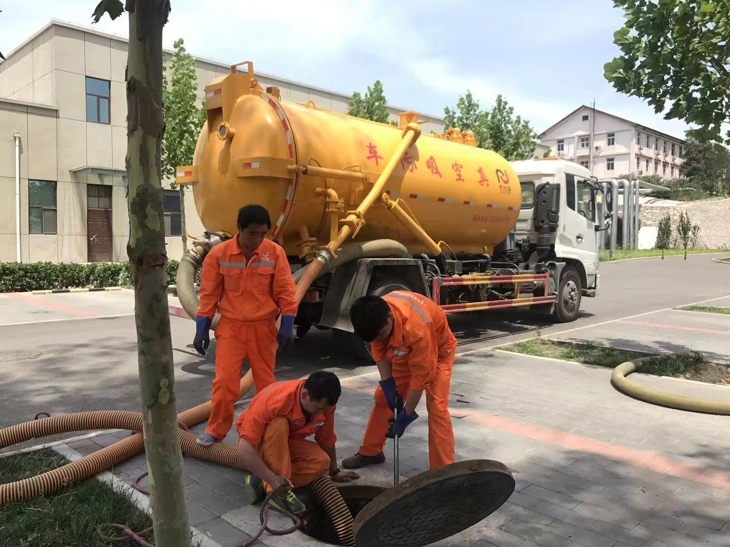 江夏管道疏通车停在窨井附近