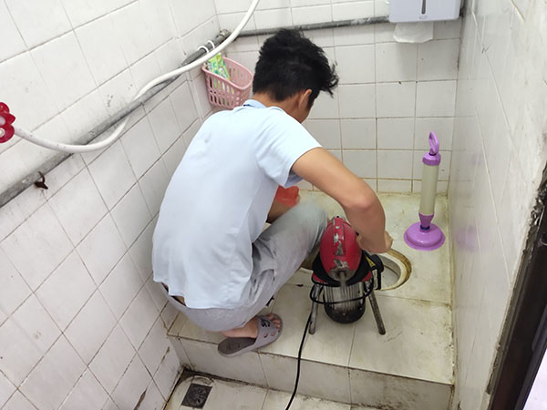 江夏管道堵塞冒臭气 专业师傅现场解决问题