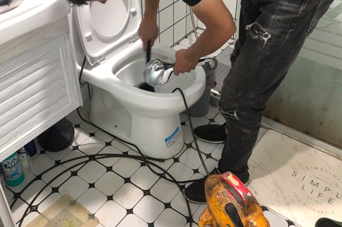 江夏马桶堵塞自己疏通还是找师傅?专业上门服务让你省时更省心